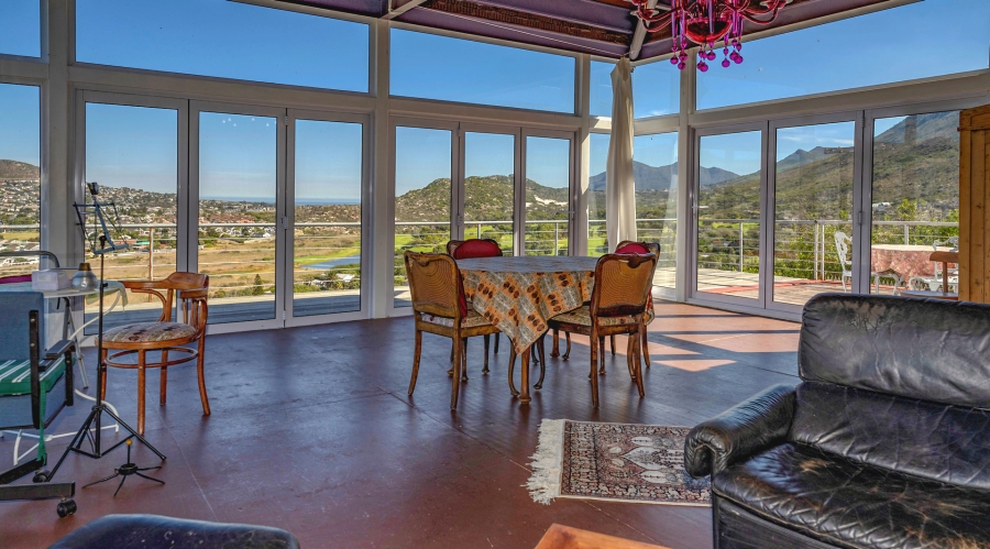 5 Bedroom Property for Sale in Clovelly Western Cape